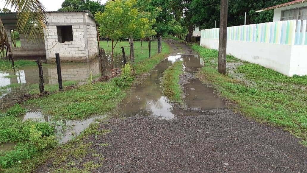 Desciende nivel de agua en comunidades inundadas de Medellín