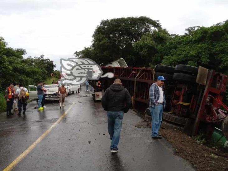 Vuelca tráiler y golpea a 3 autos cerca de Villa Rica