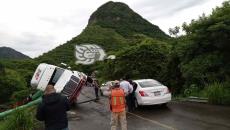 Vuelca tráiler y golpea a 3 autos cerca de Villa Rica