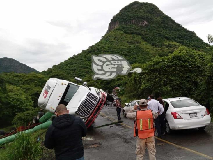 Vuelca tráiler y golpea a 3 autos cerca de Villa Rica