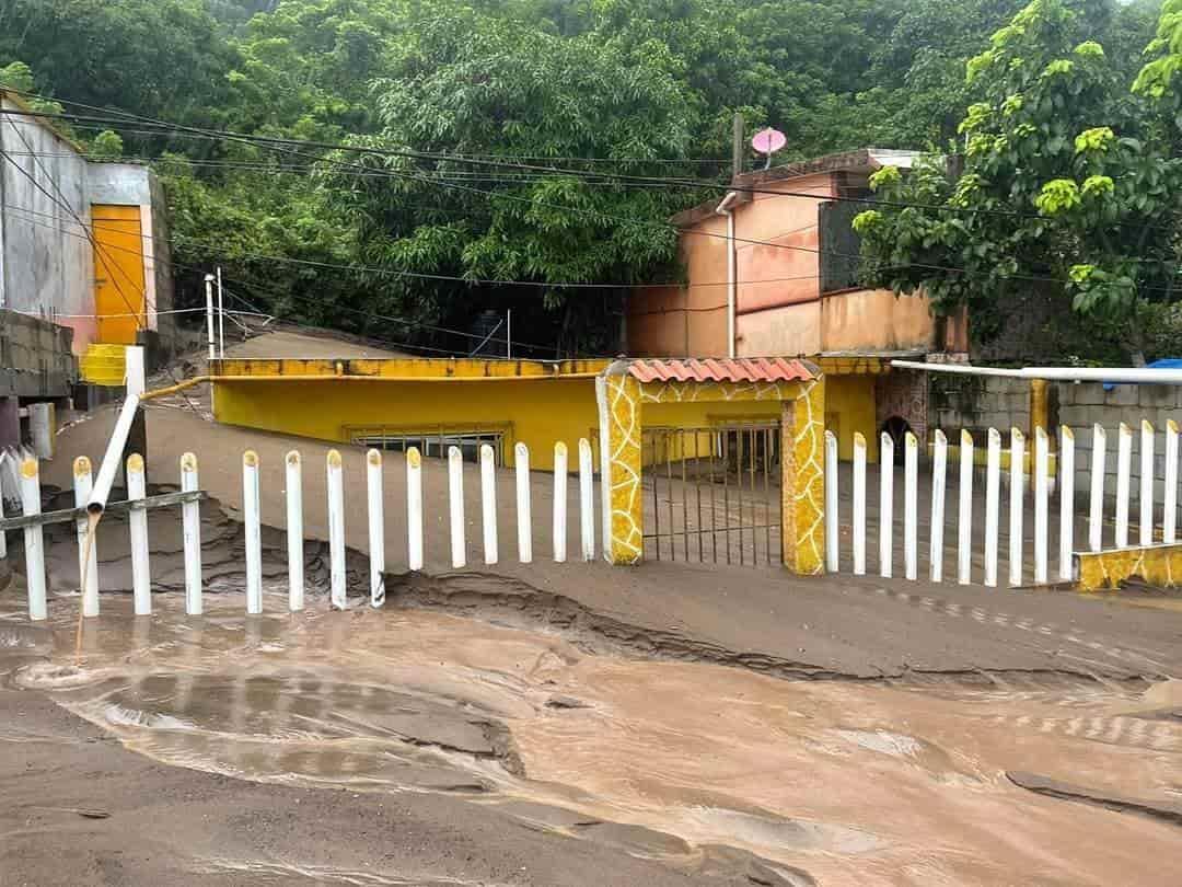 Instalan centro de acopio para damnificados por inundaciones en Alvarado