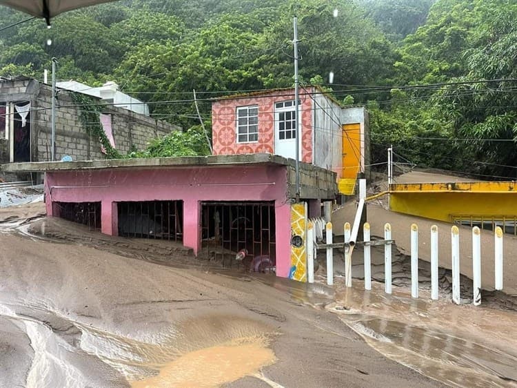 Instalan centro de acopio para damnificados por inundaciones en Alvarado