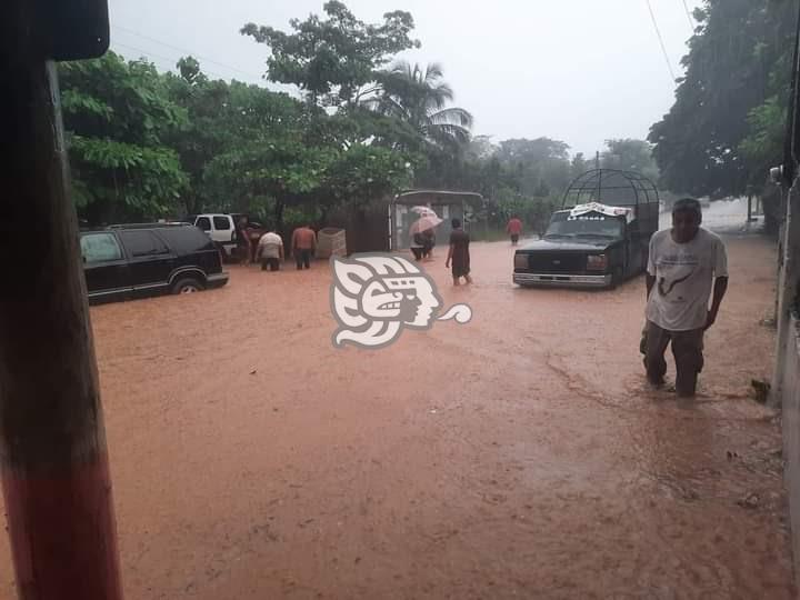 Familias inundadas en la colonia Rafael Murillo en Jáltipan por las fuertes lluvias