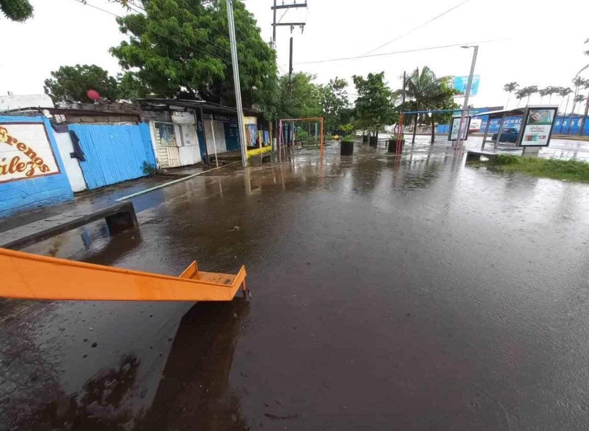 Calles aledañas a avenida Salvador Díaz Mirón permanecen inundadas por las lluvias