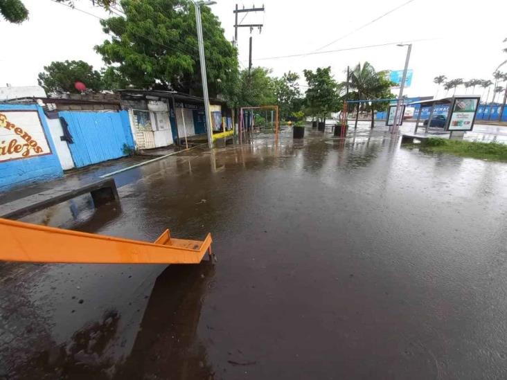 Calles aledañas a avenida Salvador Díaz Mirón permanecen inundadas por las lluvias