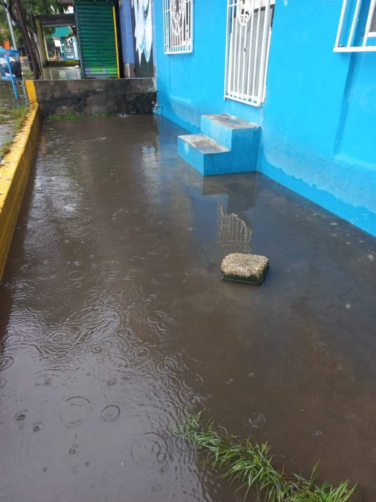 Calles aledañas a avenida Salvador Díaz Mirón permanecen inundadas por las lluvias