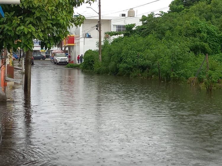 Calles aledañas a avenida Salvador Díaz Mirón permanecen inundadas por las lluvias