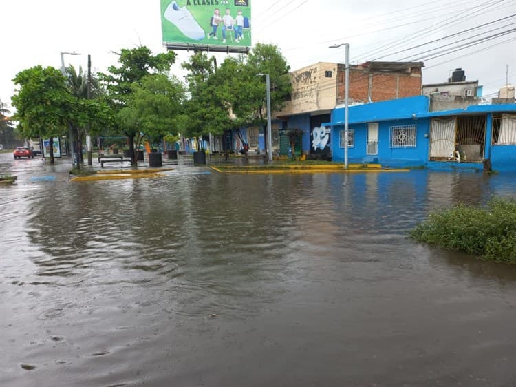 Calles aledañas a avenida Salvador Díaz Mirón permanecen inundadas por las lluvias