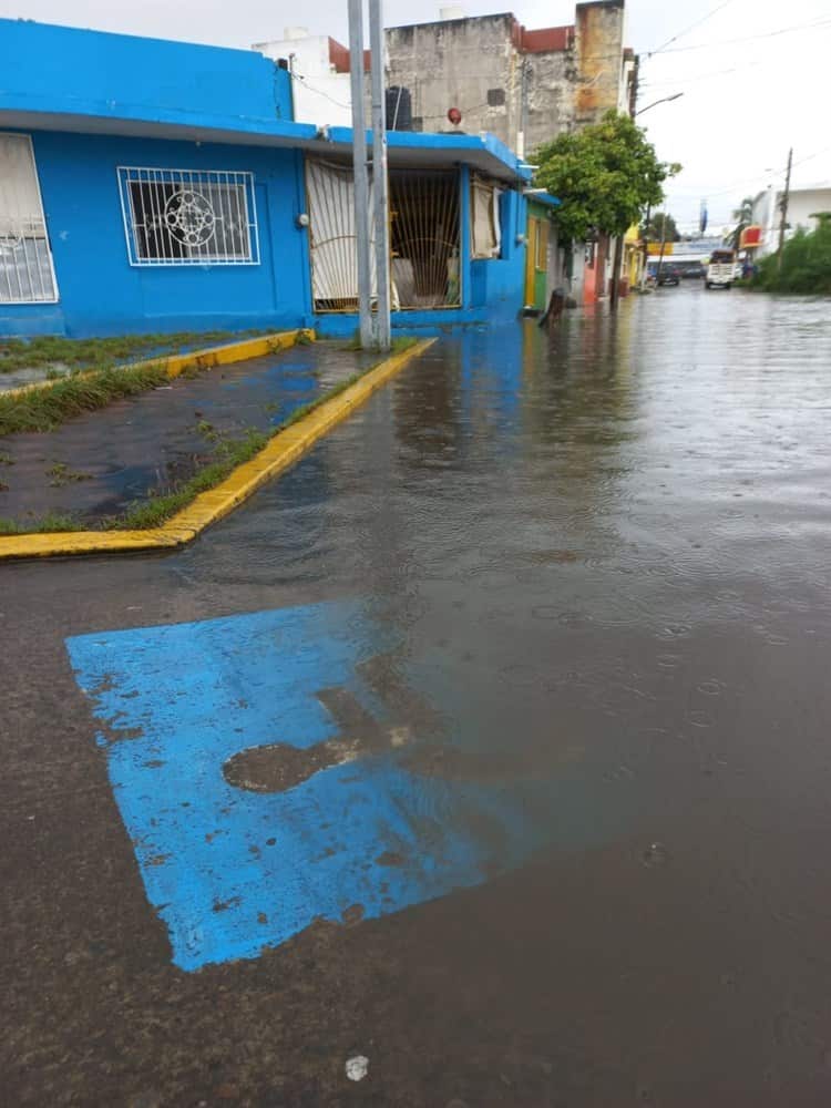 Calles aledañas a avenida Salvador Díaz Mirón permanecen inundadas por las lluvias