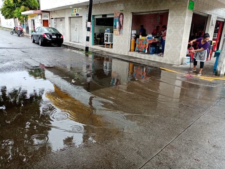 Viviendas y comercios en Boca del Río son afectados por fuertes lluvias