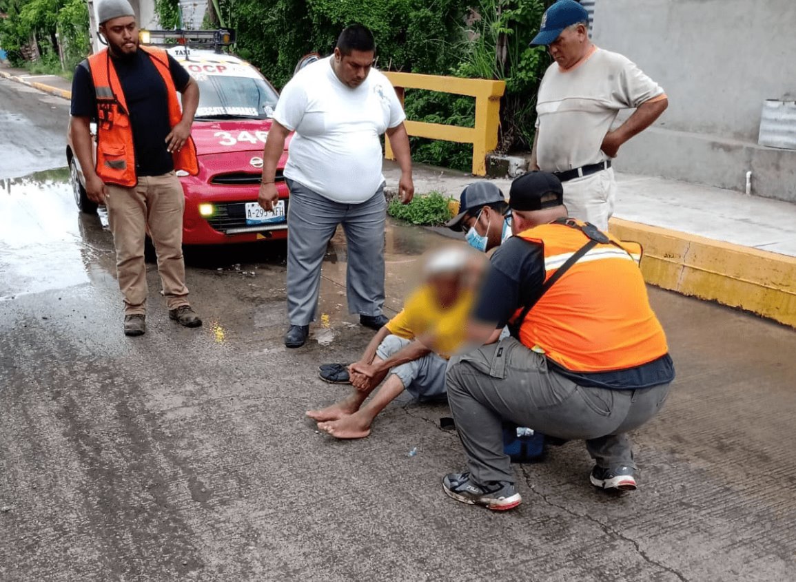 Hombre en estado de ebriedad cae y se golpea contra el pavimento en Tierra Blanca