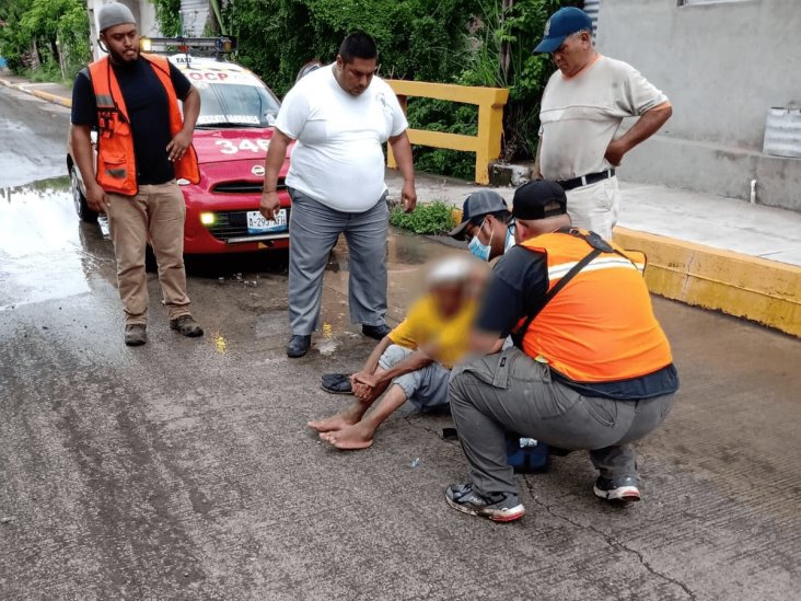 Hombre en estado de ebriedad cae y se golpea contra el pavimento en Tierra Blanca