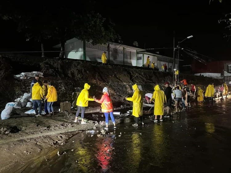 Fuertes lluvias derriban barda de escuela y techo de hospital en Alvarado