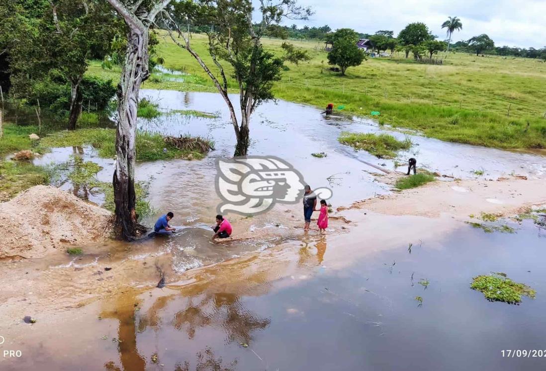 Lluvias vuelven a cortar camino en el área rural de Minatitlán