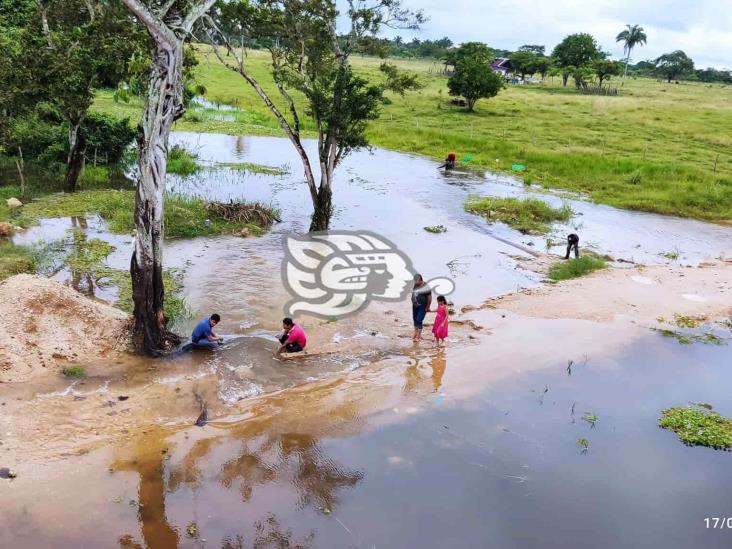 Lluvias vuelven a cortar camino en el área rural de Minatitlán