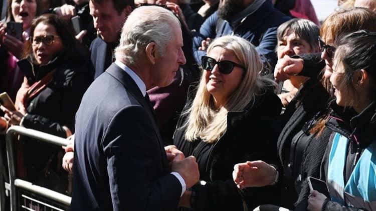 Carlos III y William agradecen a quienes esperan despedir a la reina Isabel