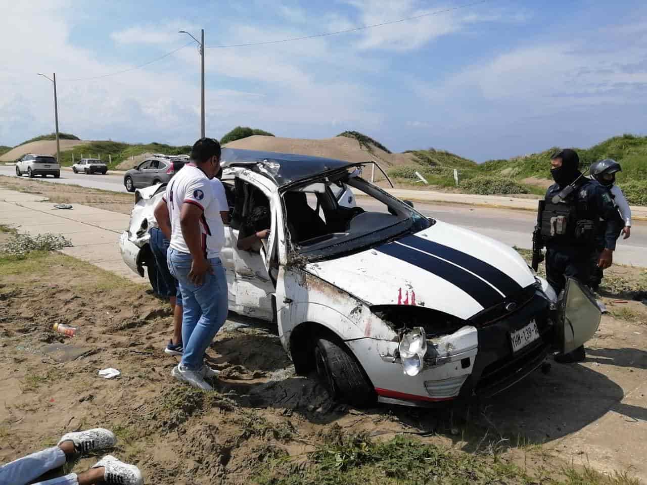 Tres lesionados deja accidente en el malecón de Coatza