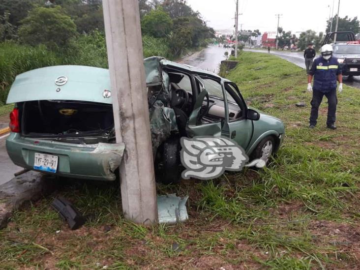 Chocan auto y lo abandonan a la altura de carretera Xalapa-Tamarindo