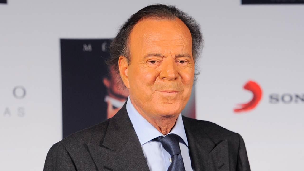 Julio Iglesias firmó contrato de 17 mdp para cantar en fiesta de Juan Collado