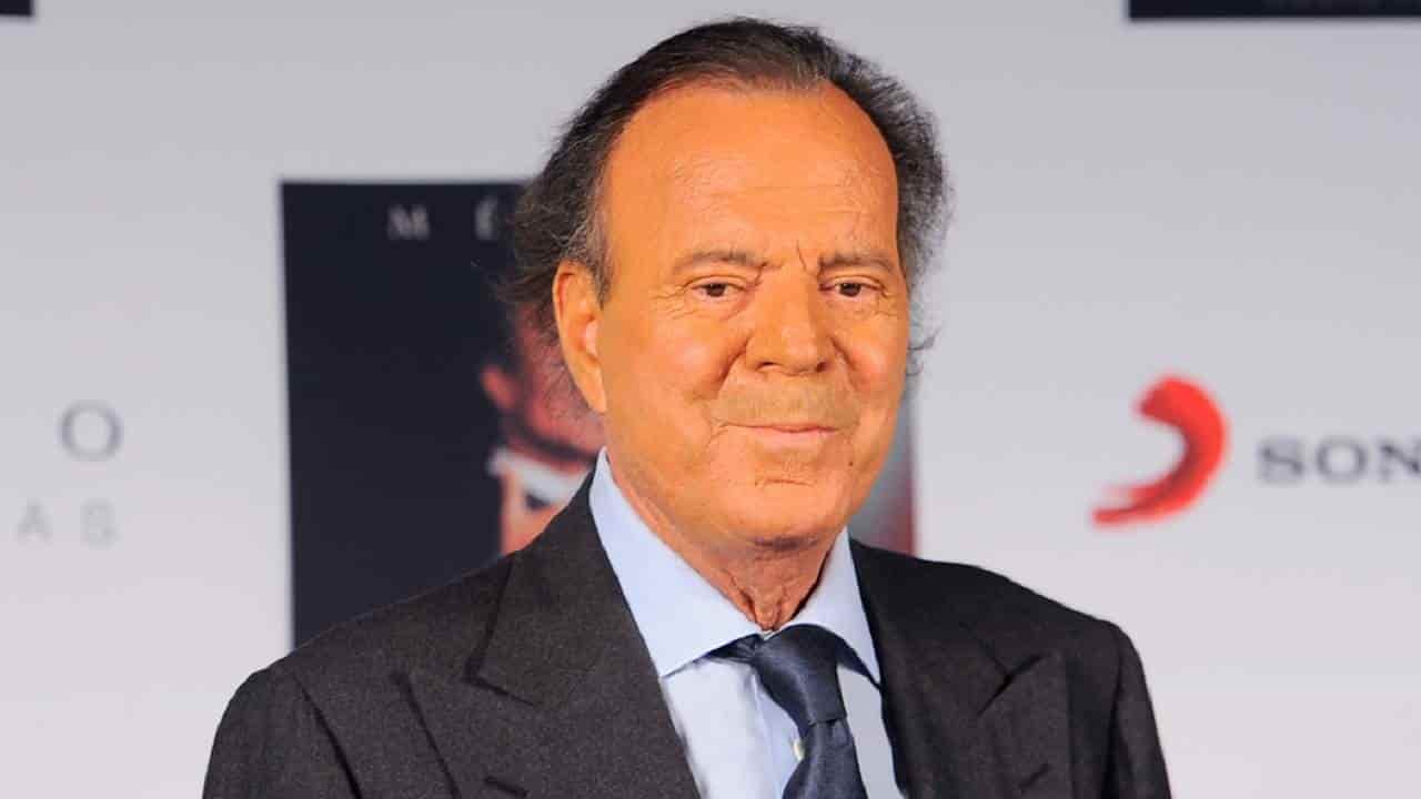 Julio Iglesias firmó contrato de 17 mdp para cantar en fiesta de Juan Collado