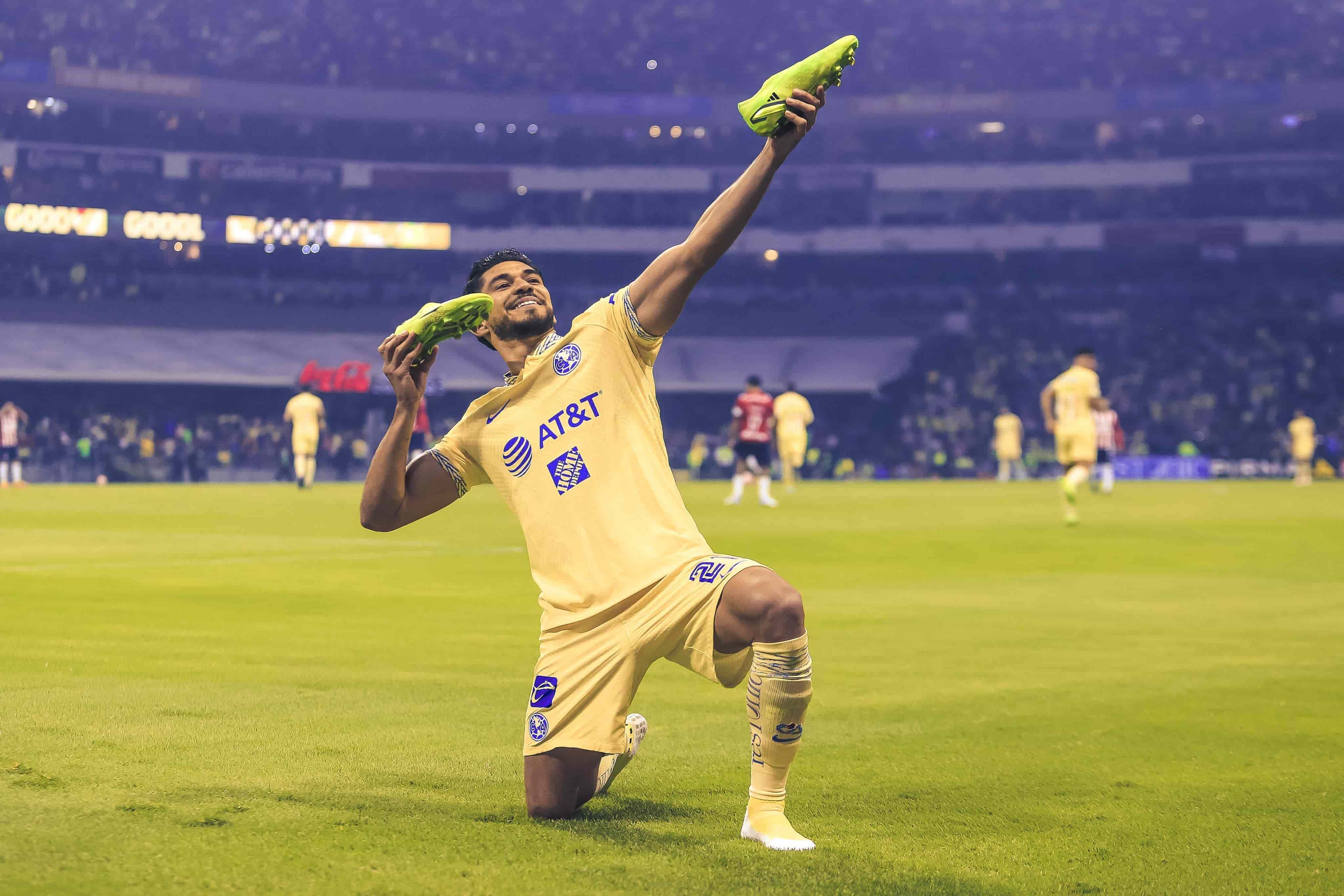 Henry Martín celebró a la Cuauhtémoc Blanco