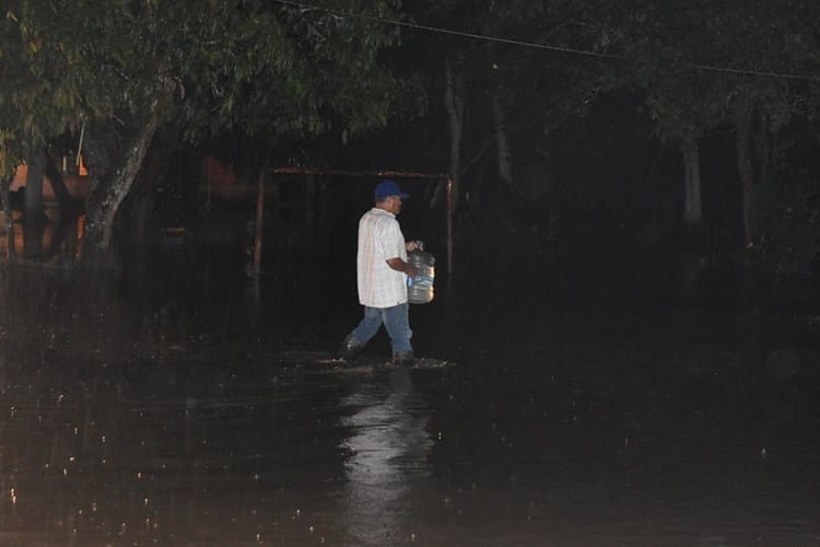 281 casas inundadas y 1,124 daminificados en Tlalixcoyan por lluvias en Veracruz