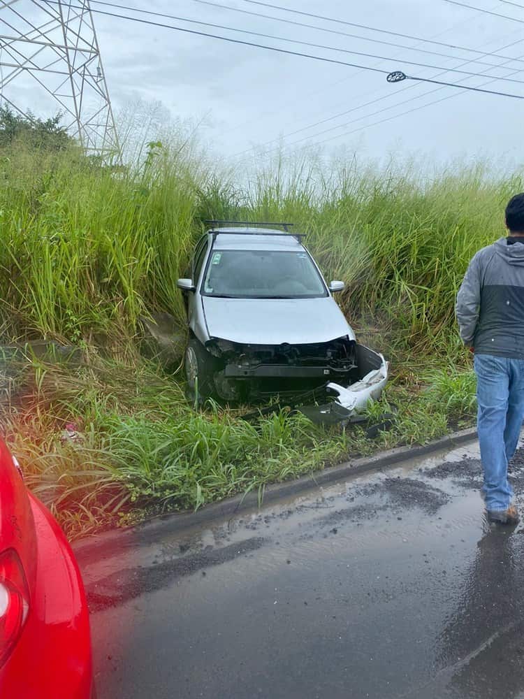 Choca camioneta contra muro de contención en carretera Xalapa -  Veracruz