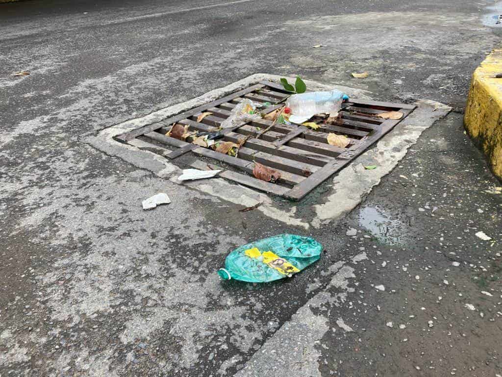 Basura provoca inundaciones en calles de la colonia Rigo en Boca del Río