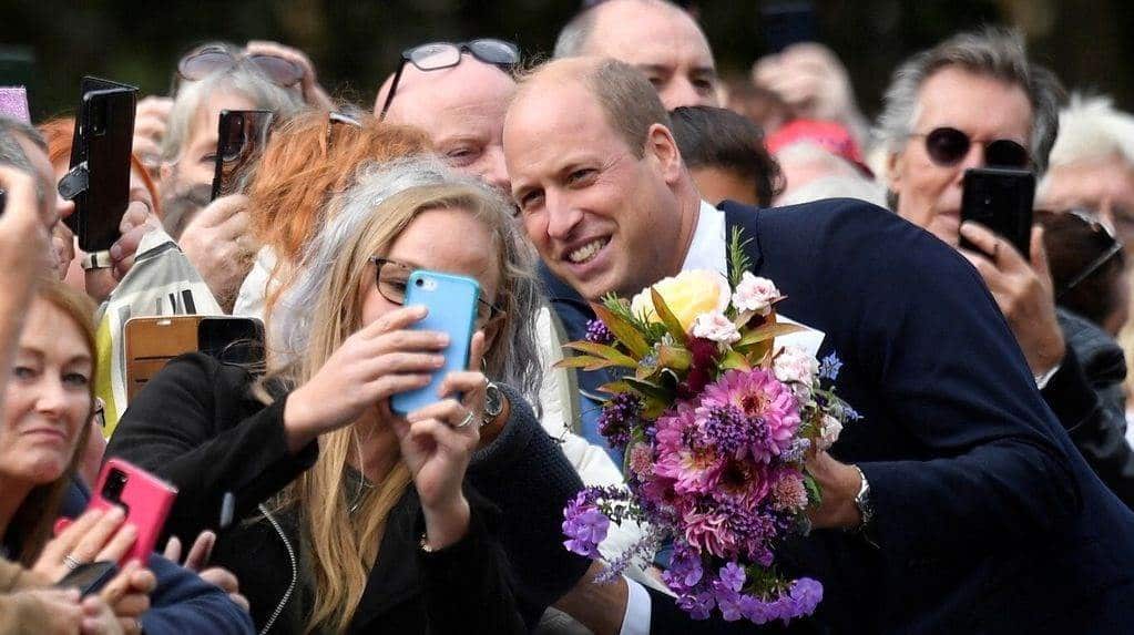 Carlos III y William agradecen a quienes esperan despedir a la reina Isabel