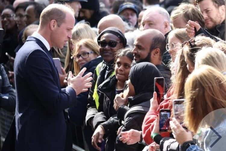 Carlos III y William agradecen a quienes esperan despedir a la reina Isabel