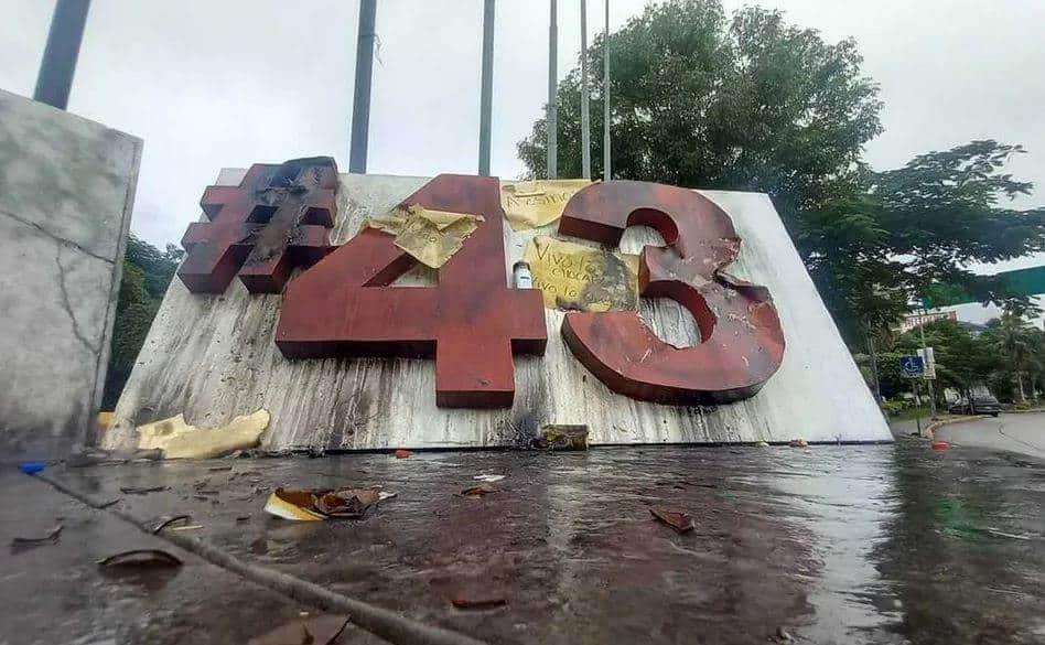 Queman antimonumento a los 43 normalistas de Ayotzinapa en Chilpancingo