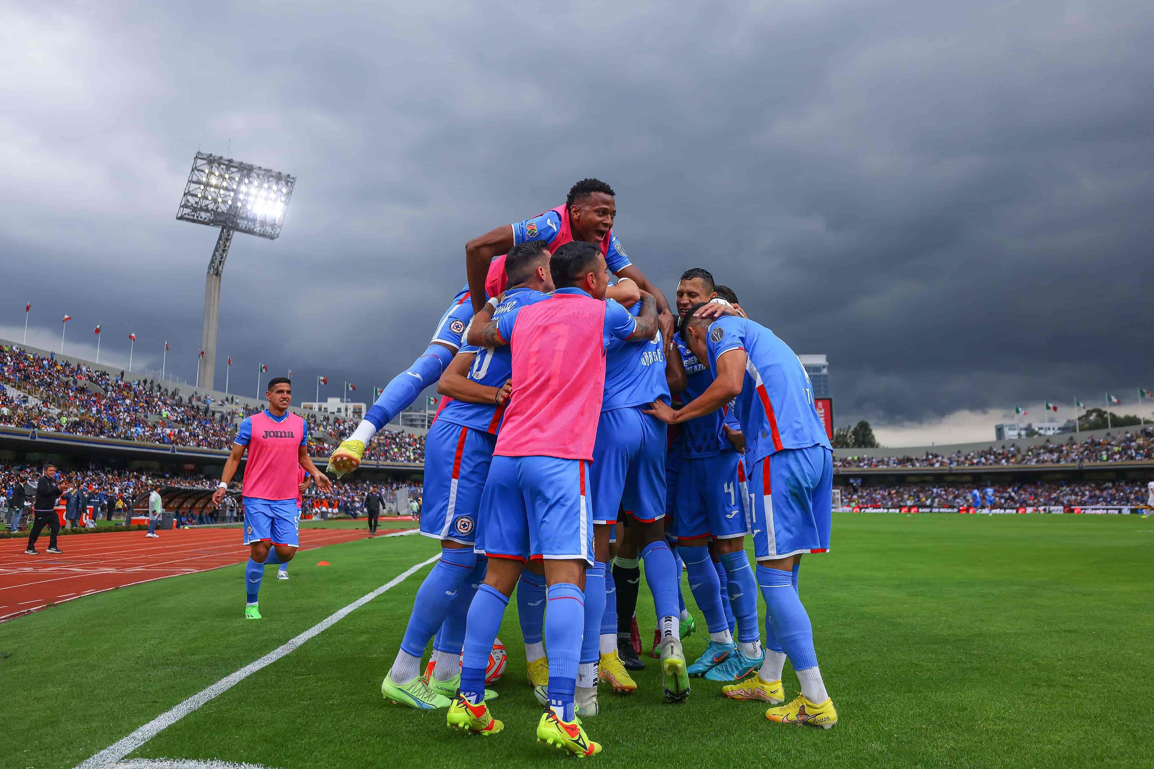 Cruz Azul derrota a Pumas y se enfila al repechaje