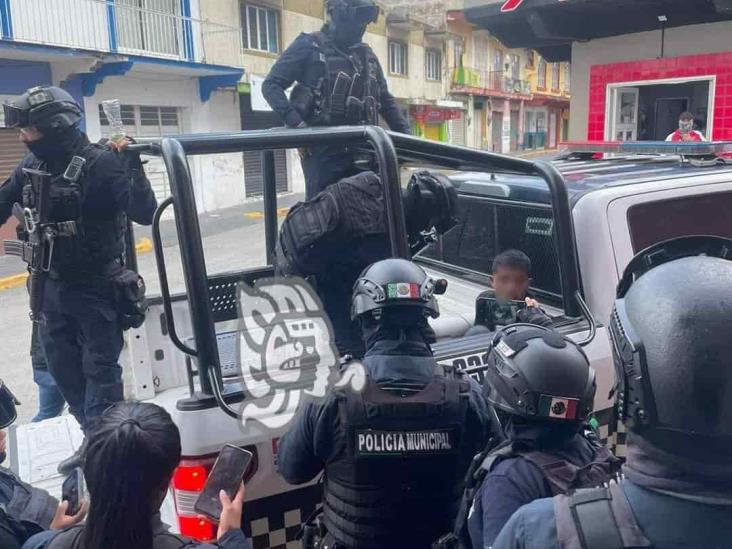 Detención de sujeto genera espectacular movilización policiaca en centro de Xalapa