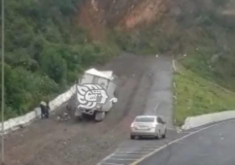 Rapiñeros vacían tráiler en las Cumbres de Maltrata; se quedó sin frenos (+Video)