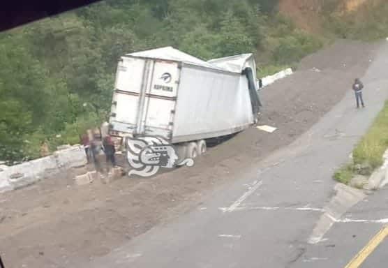 Rapiñeros vacían tráiler en las Cumbres de Maltrata; se quedó sin frenos (+Video)