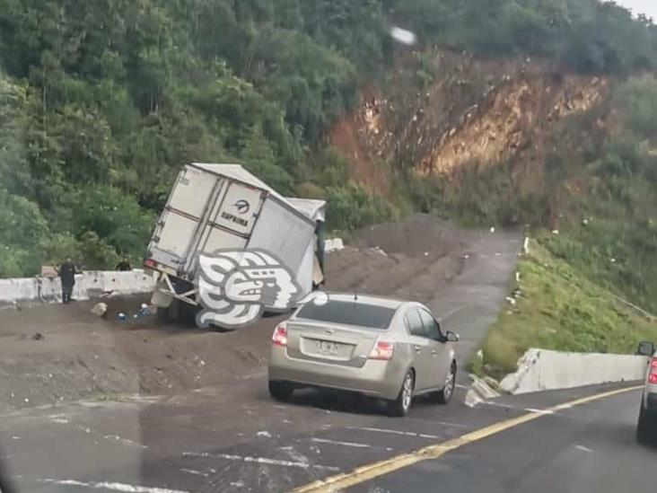 Rapiñeros vacían tráiler en las Cumbres de Maltrata; se quedó sin frenos (+Video)