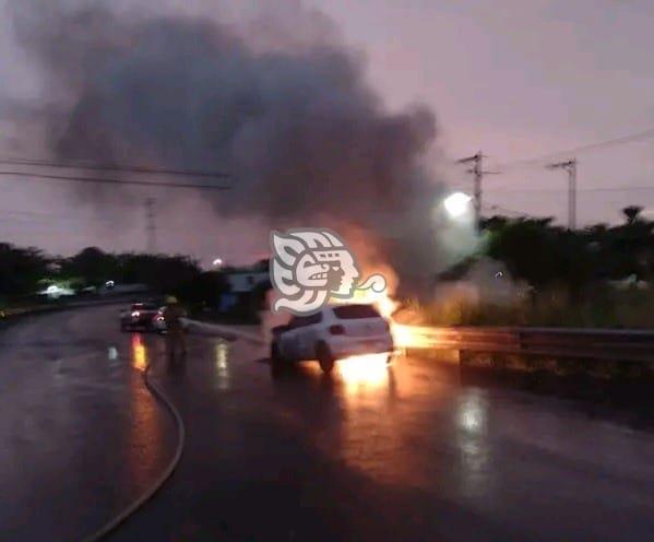 Auto se incendia en la autopista por un probable corto circuito