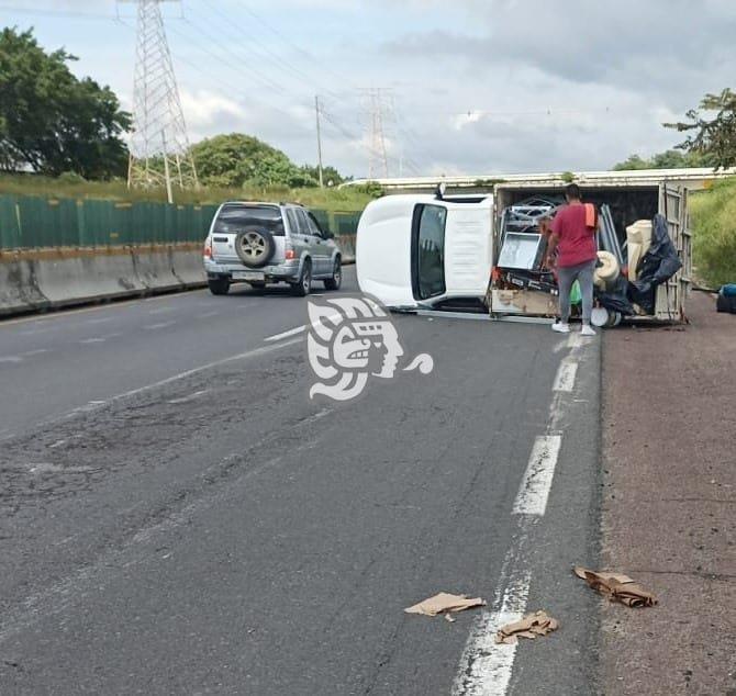 Mal estado de carretera Cosoleacaque-Nuevo Teapa causa volcadura