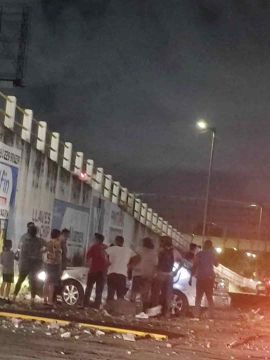 Cae vehículo del puente Cuauhtémoc en Veracruz