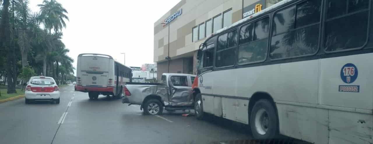 Camión urbano impacta camioneta en la avenida Salvador Díaz Mirón