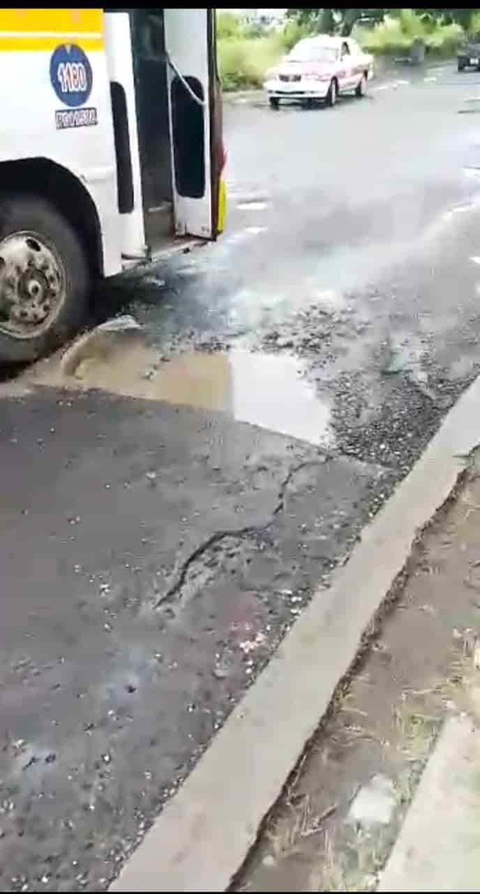 ¡Hay más hoyos que calles! Se forman enormes baches en Lomas 4 en Veracruz