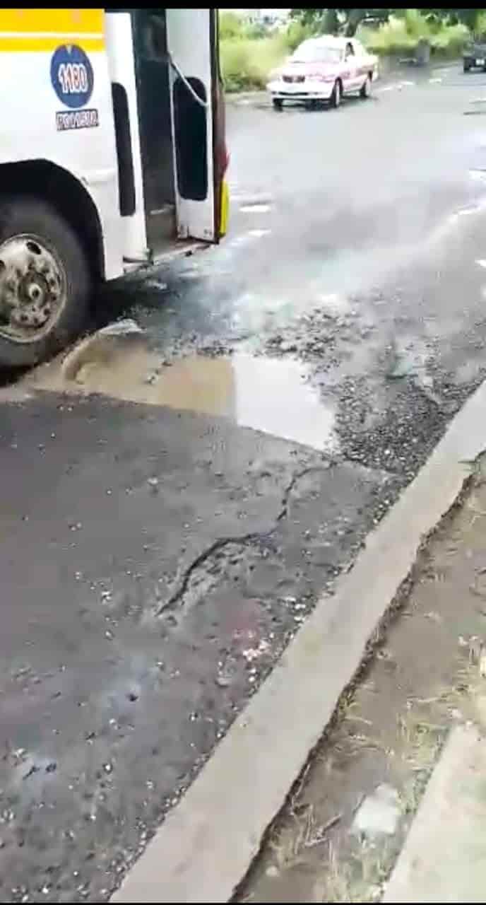 ¡Hay más hoyos que calles! Se forman enormes baches en Lomas 4 en Veracruz