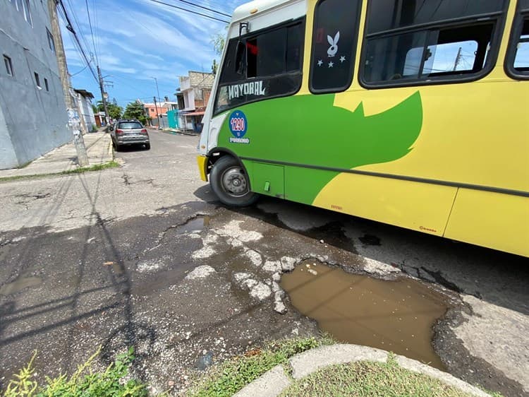 Piden atender tragatormentas y tapar baches en colonia de Boca del Río