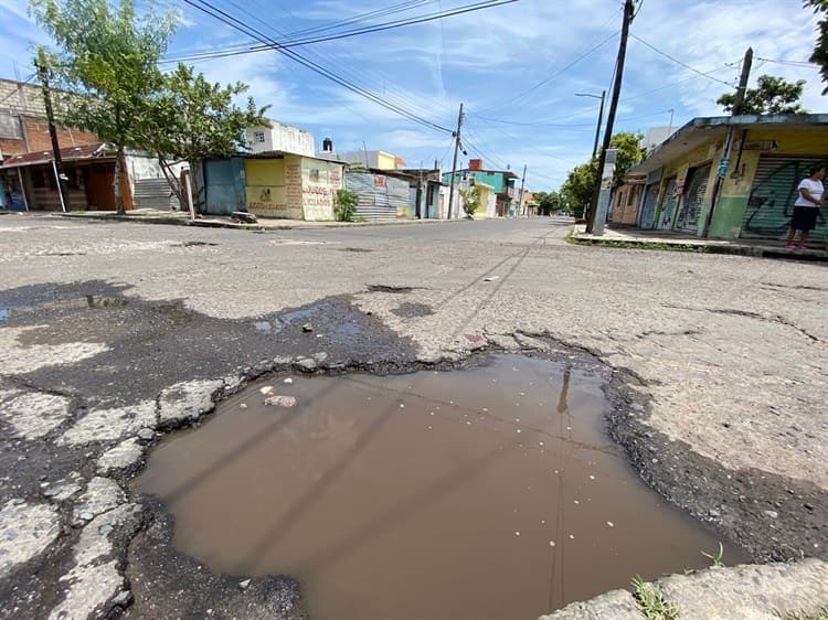 Piden atender tragatormentas y tapar baches en colonia de Boca del Río