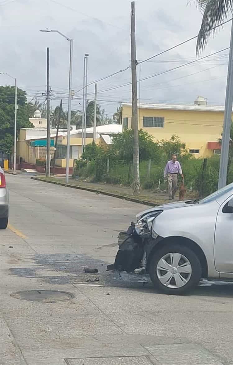 Aparatoso accidente deja daños materiales en Boca del Río