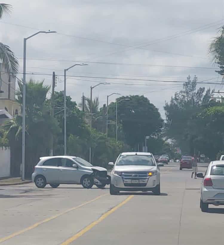 Aparatoso accidente deja daños materiales en Boca del Río