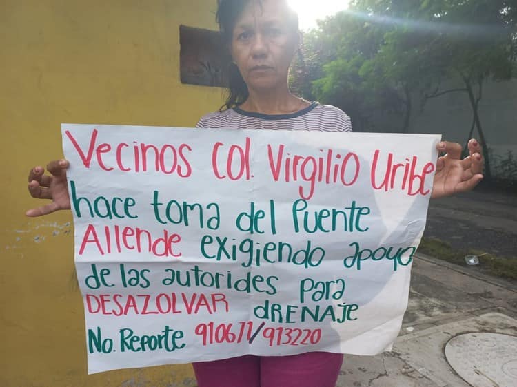 Se manifiestan en la colonia Virgilio Uribe de Veracruz; piden desazolve del drenaje