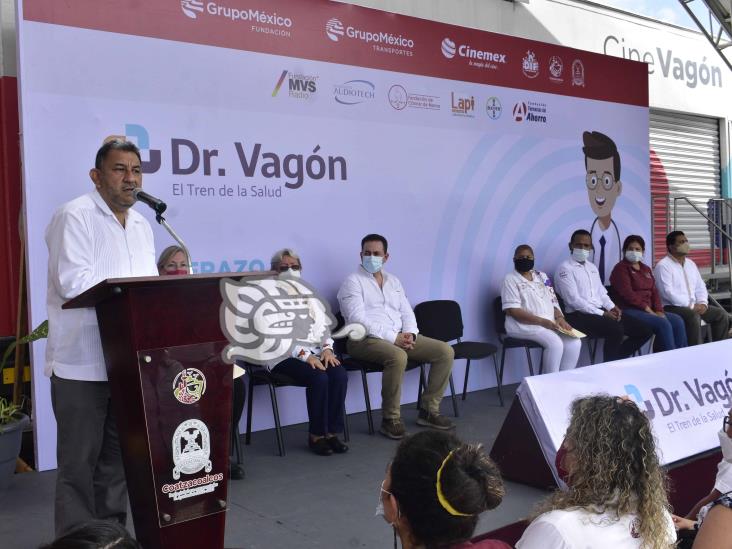 Madrugan en Coatzacoalcos para ser atendidos por el ‘Doctor Vagón’(+Video)