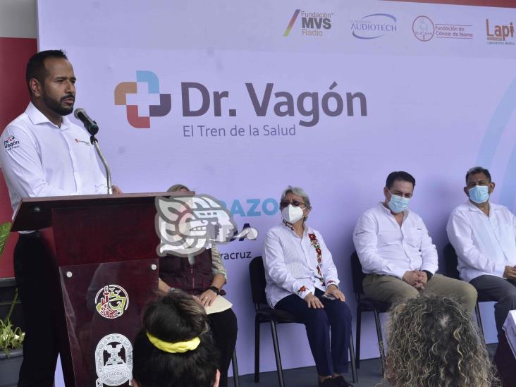 Madrugan en Coatzacoalcos para ser atendidos por el ‘Doctor Vagón’(+Video)