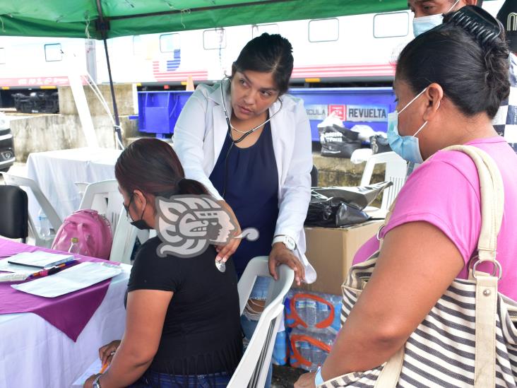 Madrugan en Coatzacoalcos para ser atendidos por el ‘Doctor Vagón’(+Video)